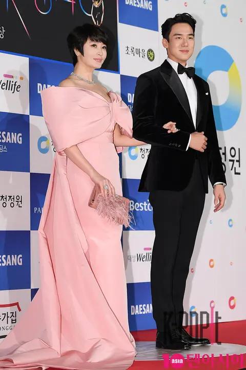 Kim Hye-soo, Yoo Yeon-seok — Blue Dragon Film Awards