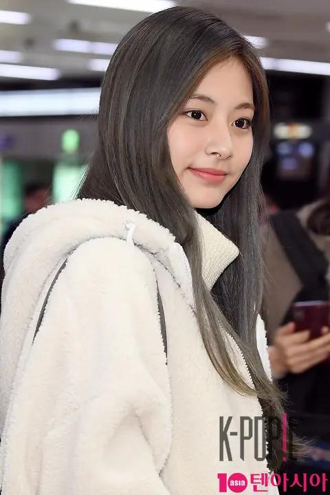 TWICE, Tzuyu (TWICE) — Airport