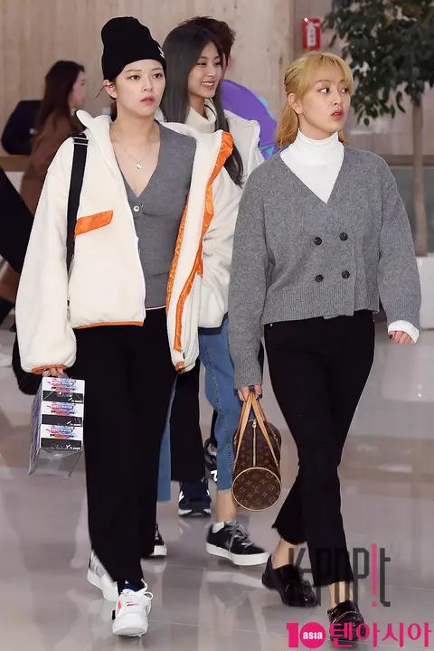 TWICE, Jeongyeon, Jihyo — Airport