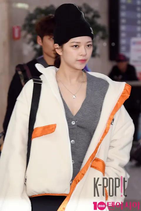 TWICE, Jeongyeon — Airport