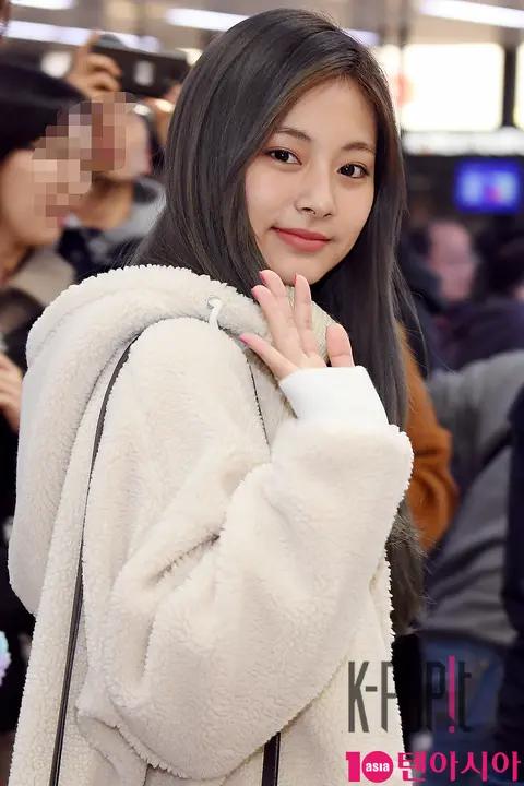 TWICE, Tzuyu (TWICE) — Airport