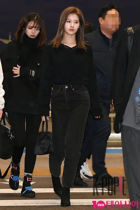 TWICE, Sana 1 — Airport