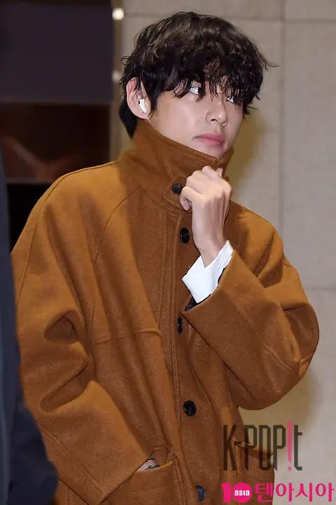 BTS, V 2 — Airport