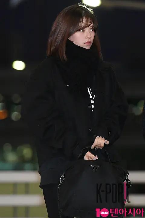 TWICE, Jeongyeon — Airport