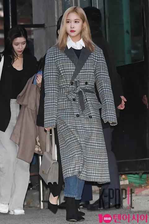 WJSN, Dayoung — Music Bank Arrival