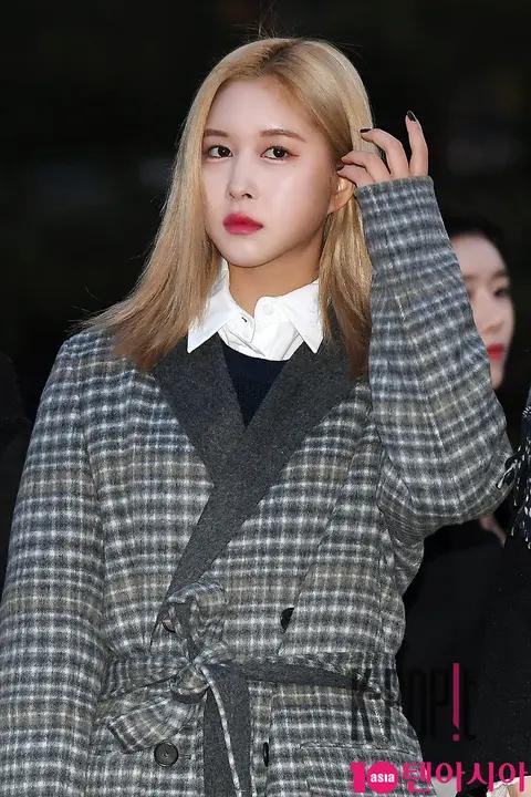 WJSN, Dayoung — Music Bank Arrival