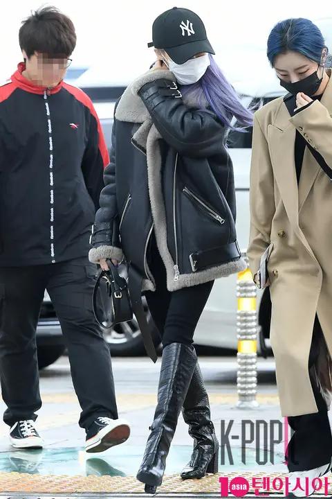 MAMAMOO, Moonbyul — Airport