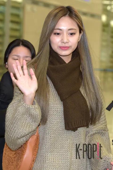 TWICE, Tzuyu (TWICE) — Airport
