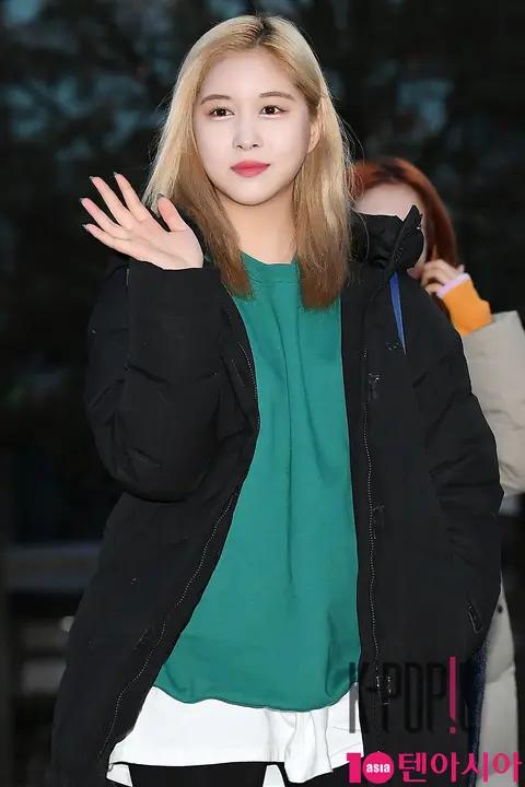 WJSN, Dayoung — Music Bank Arrival