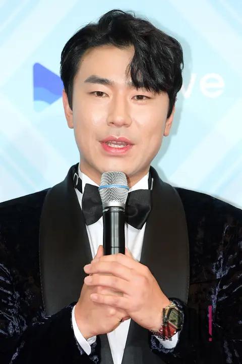 Lee Si-eon (1) — MBC Entertainment Awards