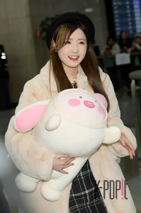 IZ*ONE, Honda Hitomi — Airport