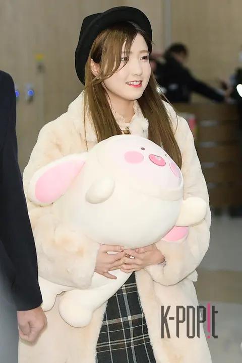 IZ*ONE, Honda Hitomi — Airport