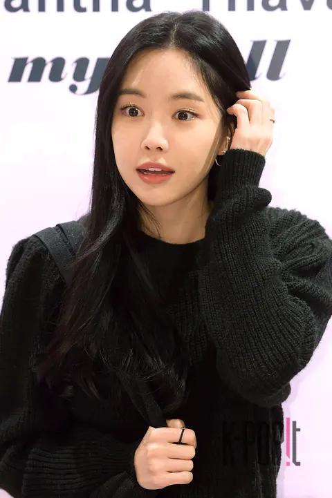 Son Na-eun — Samantha Tabasa Launch