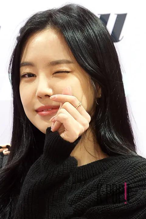 Son Na-eun — Samantha Tabasa Launch