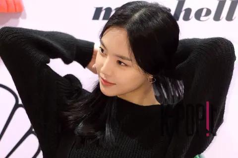 Son Na-eun — Samantha Tabasa Launch