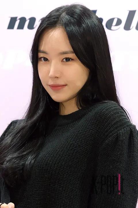 Son Na-eun — Samantha Tabasa Launch