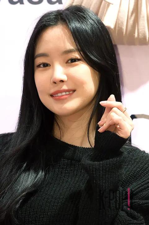 Son Na-eun — Samantha Tabasa Launch