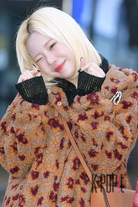 MOMOLAND, Joo-ee — Music Bank Arrival