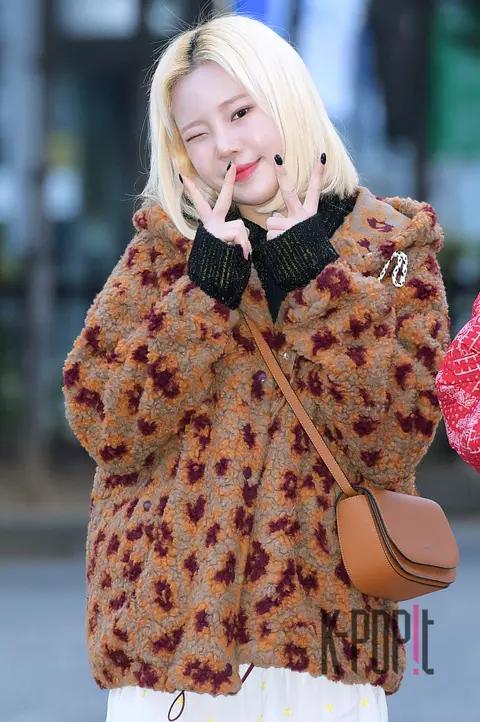MOMOLAND, Joo-yi — Music Bank Arrival