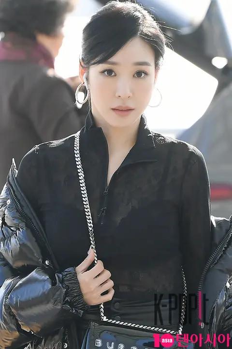 Tiffany Young 4 — Airport
