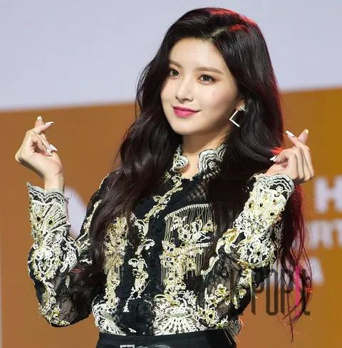 EVERGLOW, Lee Reun — EVERGLOW Showcase