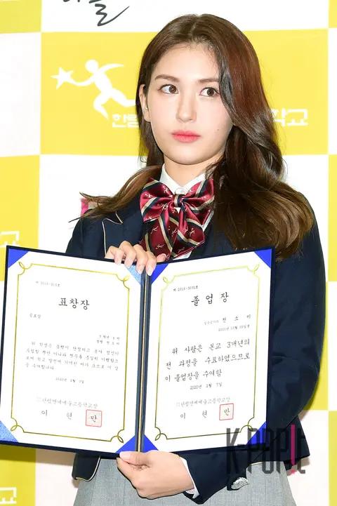 Jeon So-mi — Hanlim Arts High School Graduation