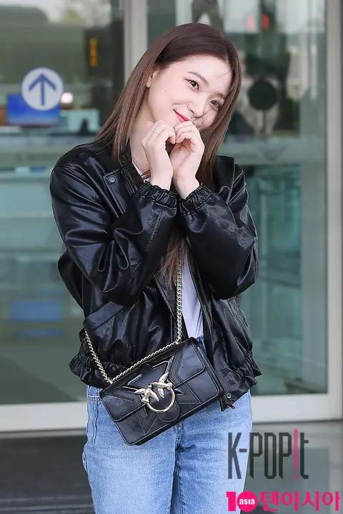 Red Velvet, Yeji — Airport