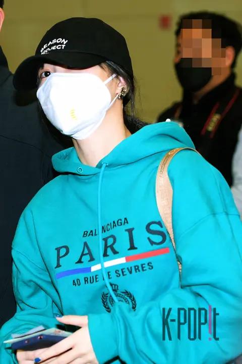 TWICE, Momo (TWICE) — Airport