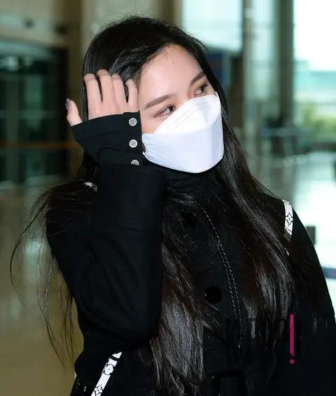 TWICE, Mina — Airport