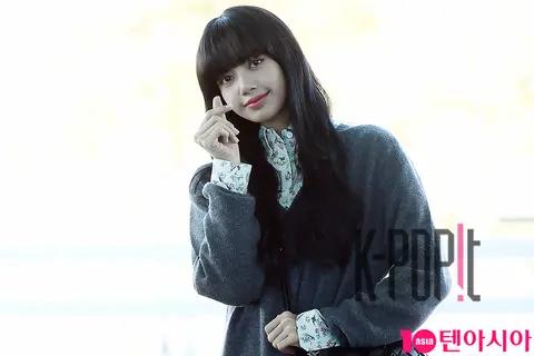 BLACKPINK, Lisa — Airport