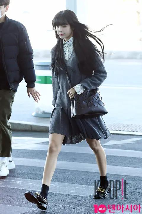 BLACKPINK, Lisa — Airport