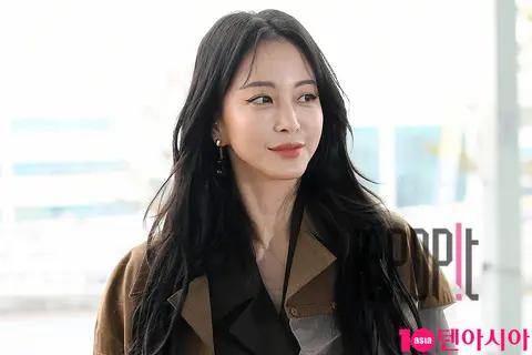 Han Ye-seul (9) — Airport