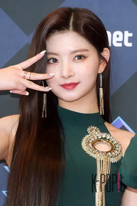 EVERGLOW, Lee Reun — M Countdown Rehearsal