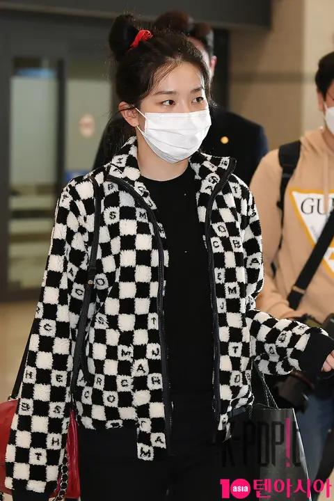 Red Velvet, Seulgi 1 — Airport