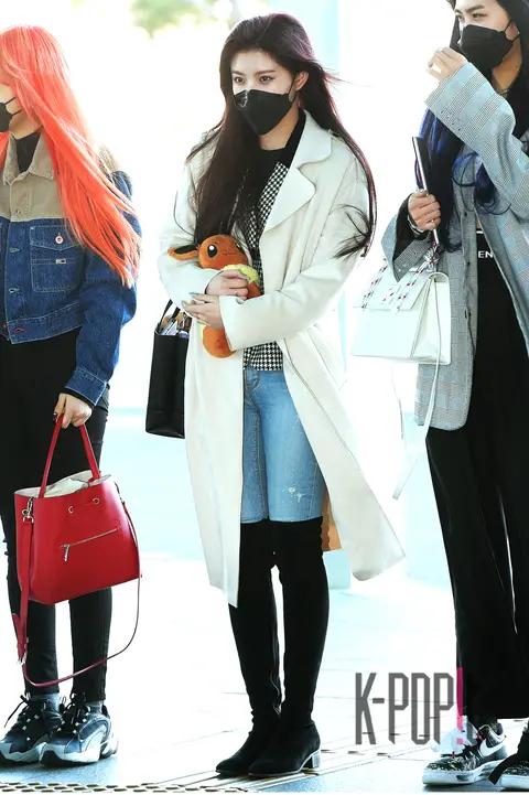 EVERGLOW, Lee Reun — Airport