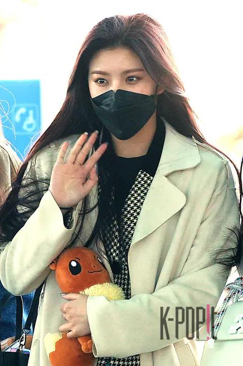 EVERGLOW, Lee Reun — Airport