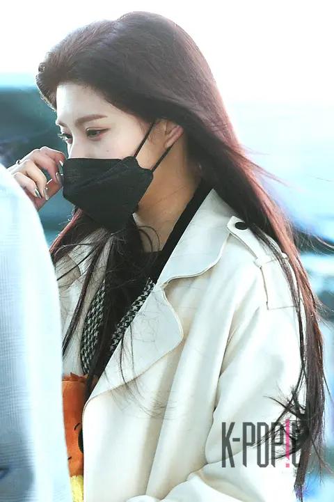 EVERGLOW, Lee Reon — Airport
