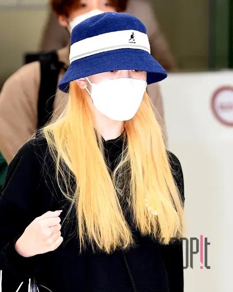 TWICE, Mina — Airport