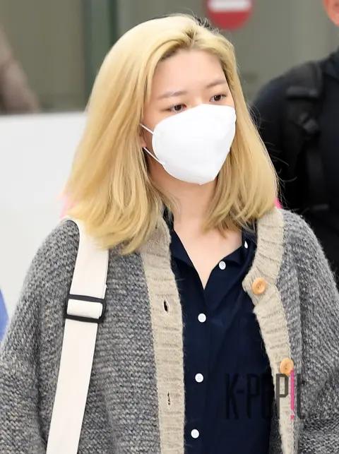 TWICE, Jeongyeon — Airport