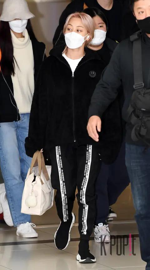 TWICE, Jihyo — Airport