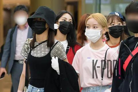 LOONA, EVE, Jinsol, Go Won, Chuu — Airport