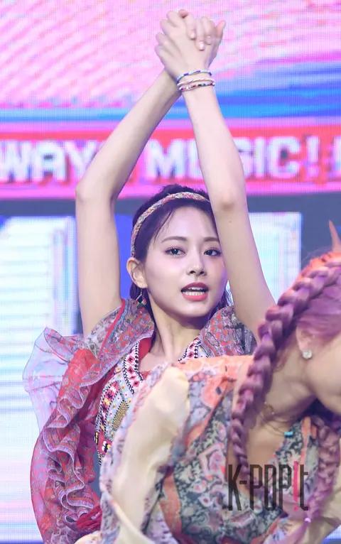 TWICE, Tzuyu (TWICE) — Show Champion