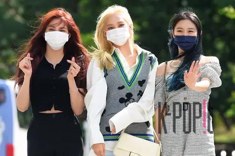 CLC — Two O'Clock Escape Cult Two Show Arrival