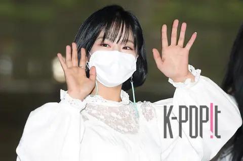 APRIL, Kim Chae-won — Show Champion Arrival