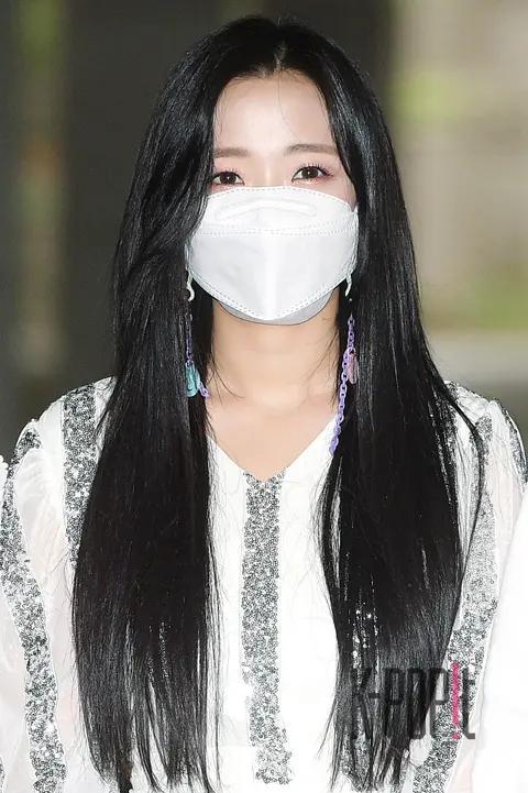 APRIL, Jinsol — Show Champion Arrival