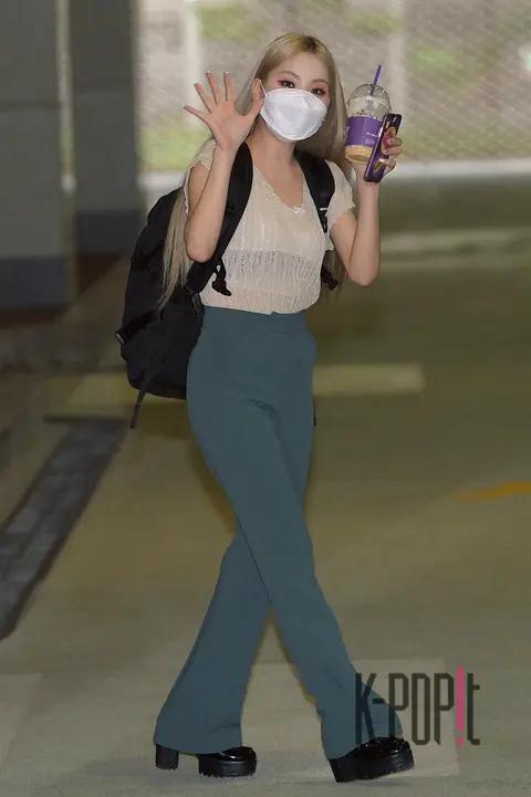 Luna Sola, Lee Seo — Show Champion Arrival