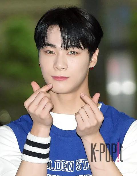 ASTRO, Moonbin — Show Champion Arrival