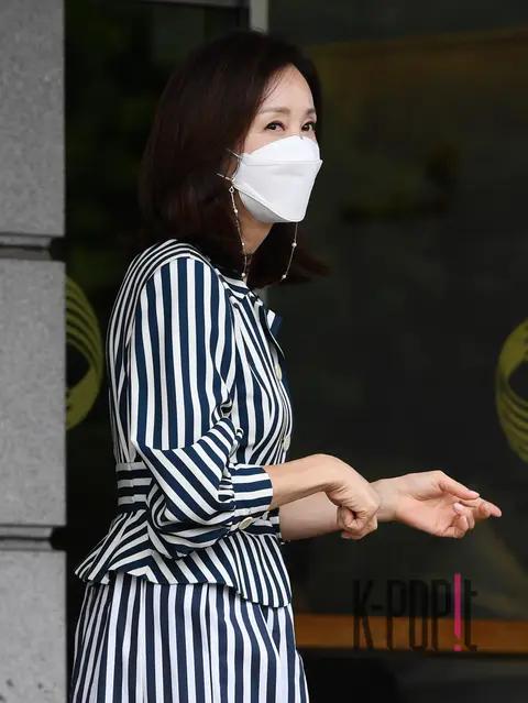 Jeon In-hwa — O Sam Kwang Villa Arrival