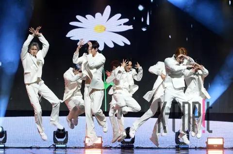PENTAGON — PENTAGON Showcase