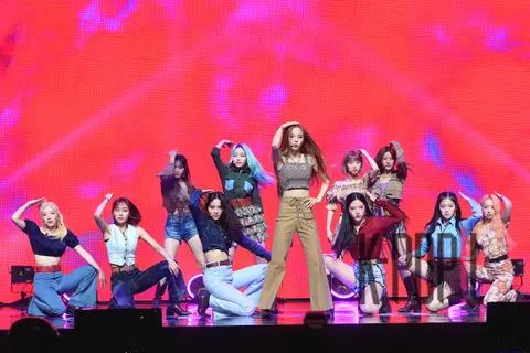 LOONA — LOONA Showcase